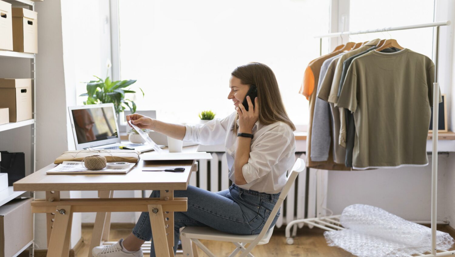 dropshipping-mode 1 medium shot vrouw zitten schrijven